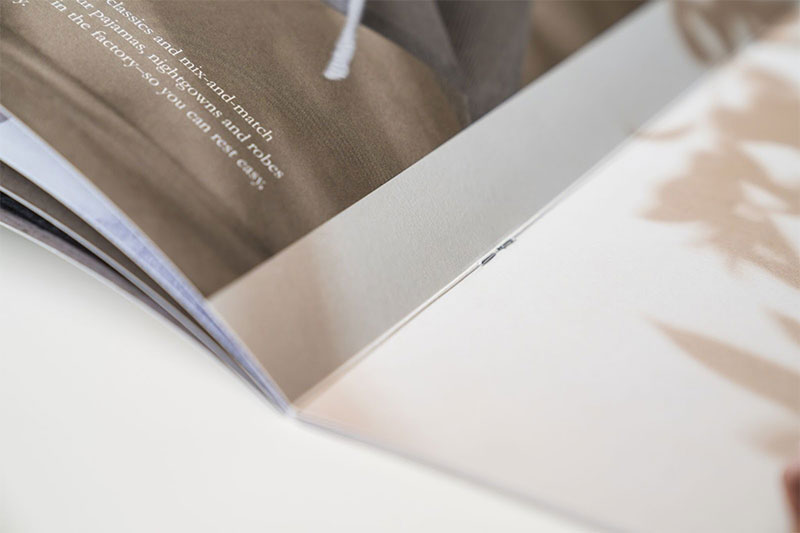 Catalogue bấm ghim giữa